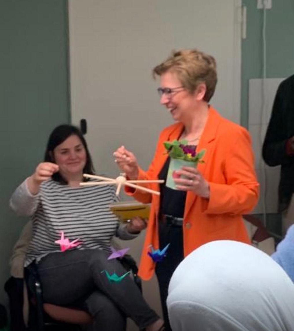 Lundu...</p>
                                        </div>
                                    </div>
                                </article>
                            </div>
                                                                                 <div class=