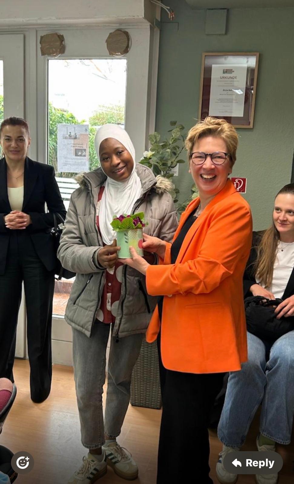 Lundu und die Senatorin Dr. Claudia Schilling